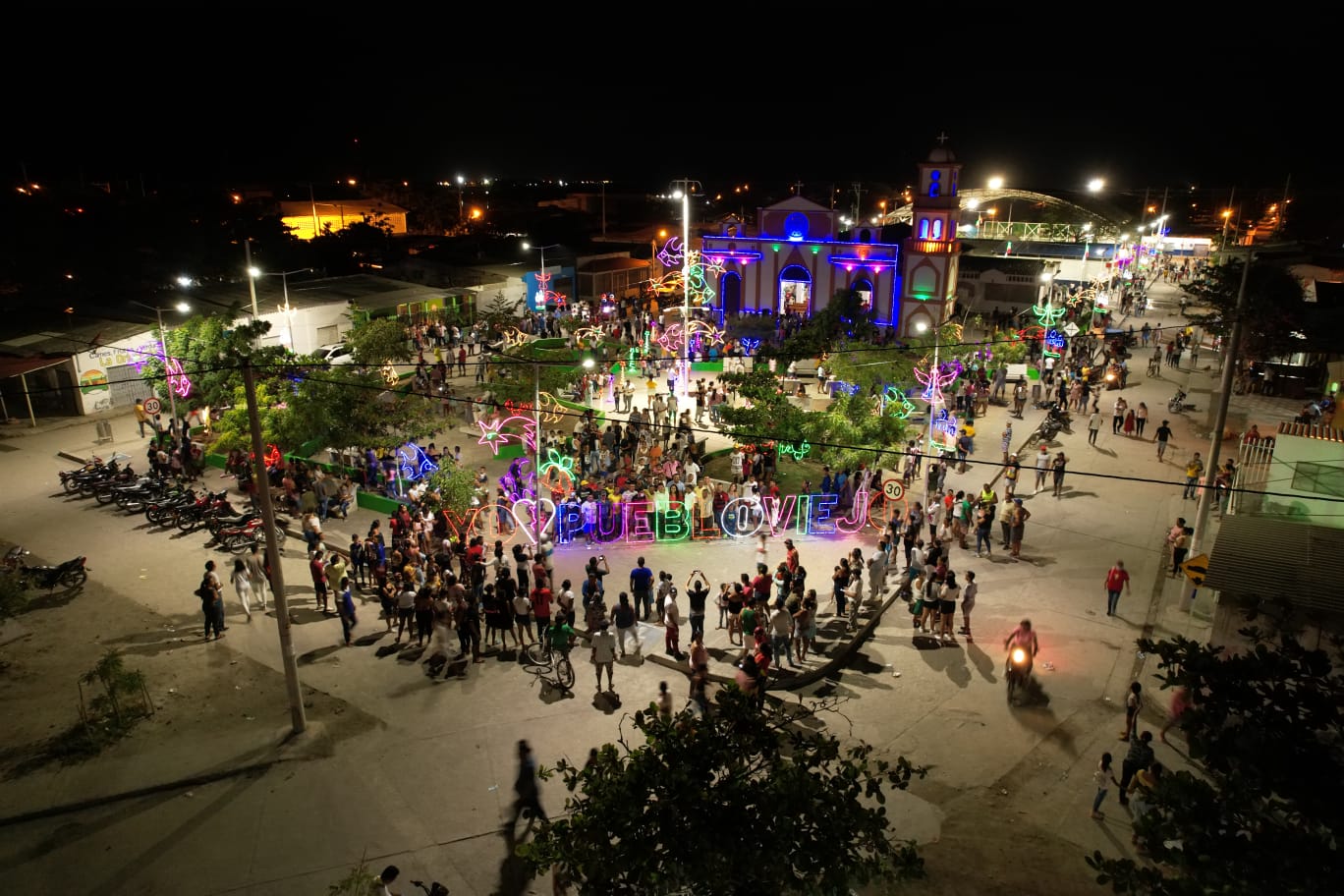 La comunidad se reunió en la plaza principal para ver encender por primera vez las luces navideñas en el municipio