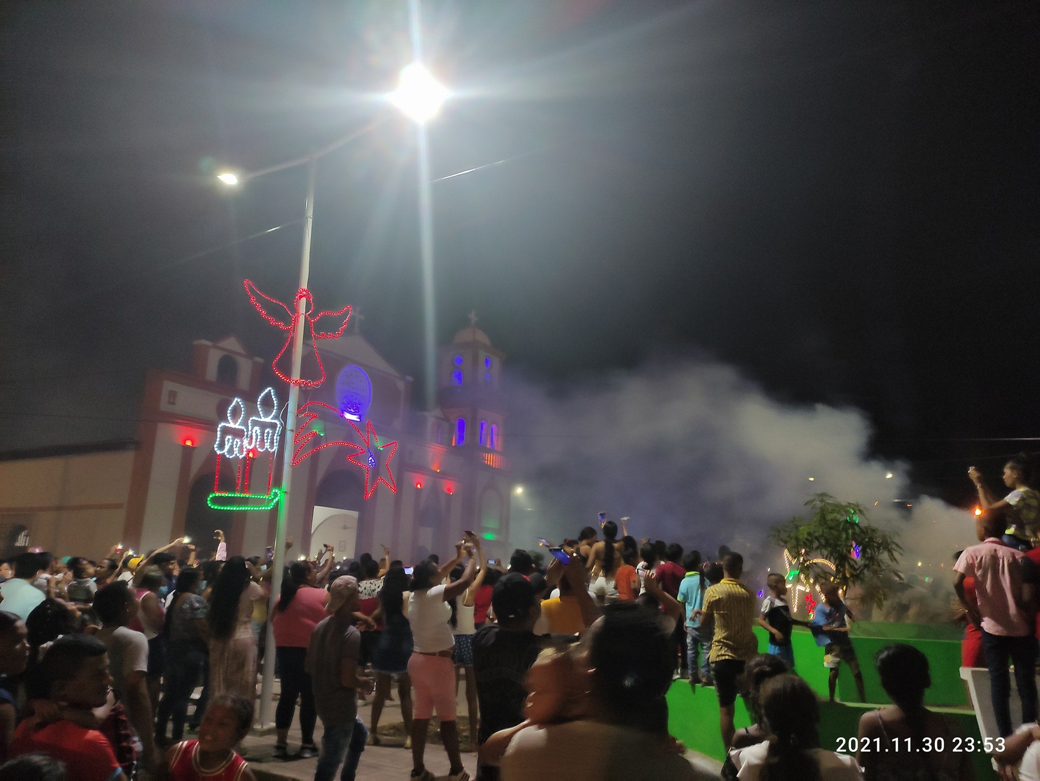 Con fuegos pirotécnicos fueron encendidas las luces en la cabecera municipal