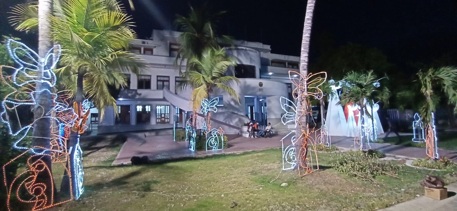 La Gobernación del departamento retiró las rejas para llenarse de luces e imágenes navideñas