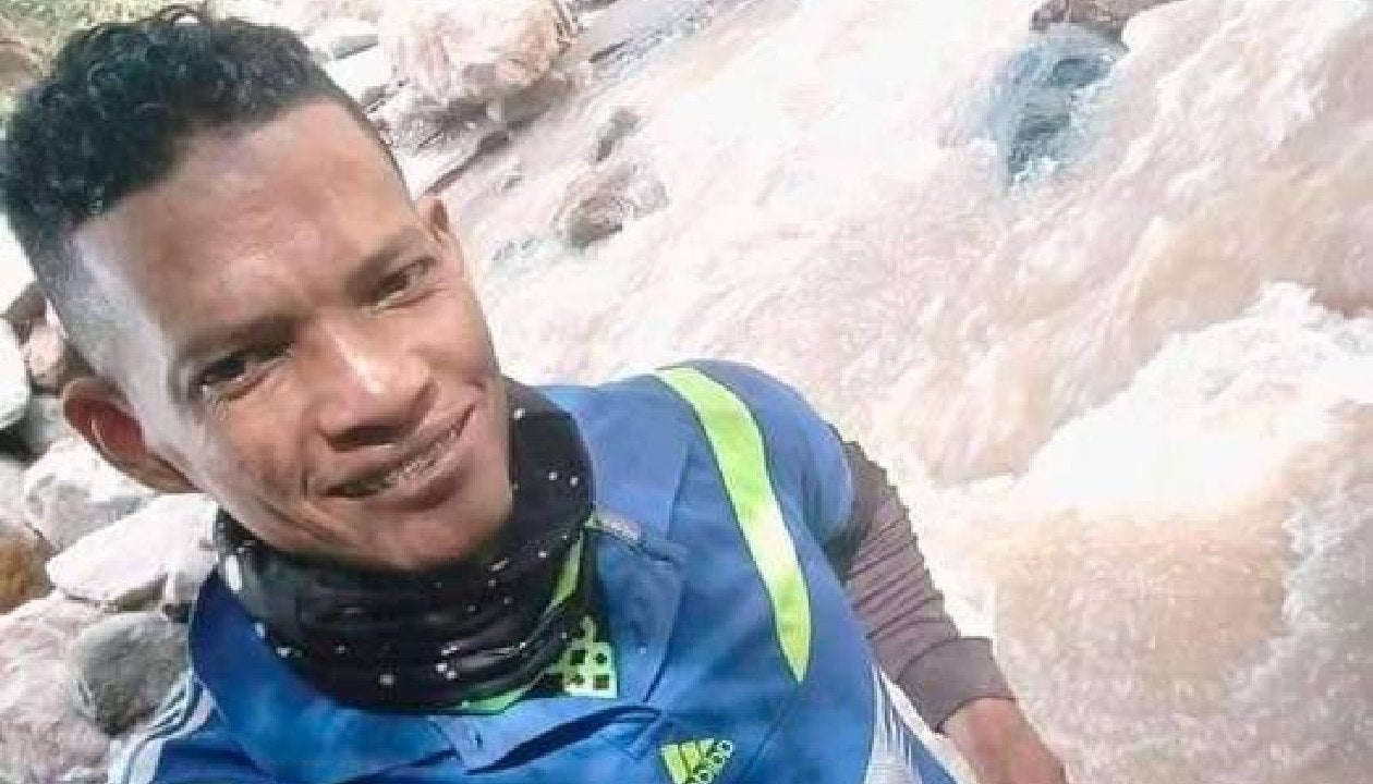 En momentos en que conducía una moto fue atacado