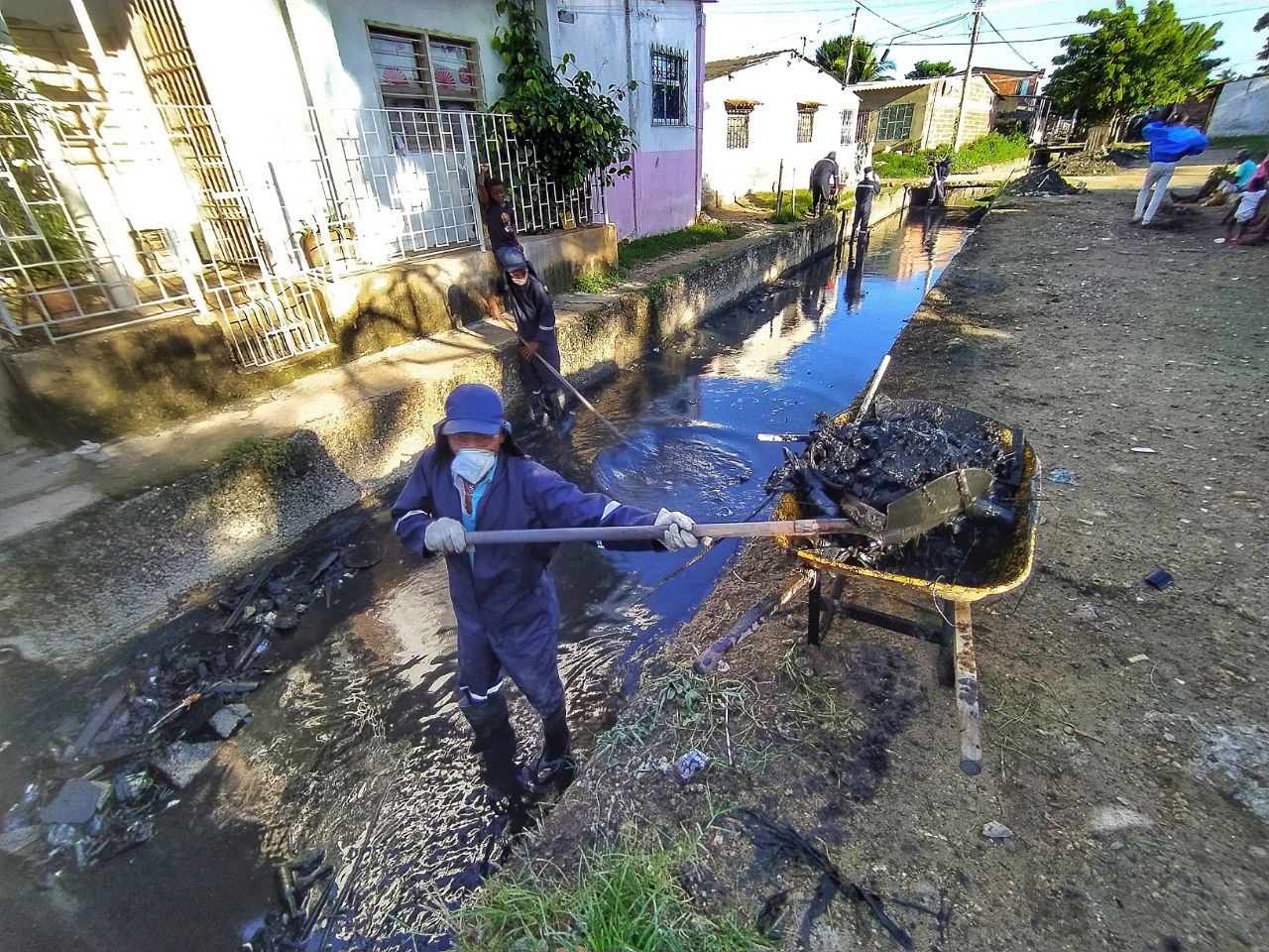 Limpian canales de Cartagena