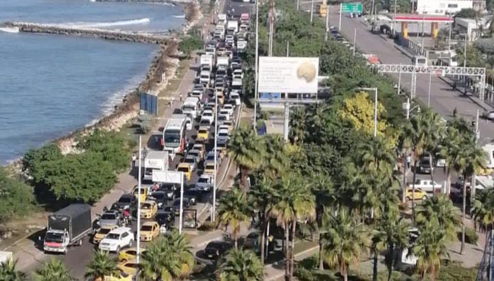 Servidores turísticos bloquean vías de Bocagrande para exigir claridad sobre el futuro de sus trabajos
