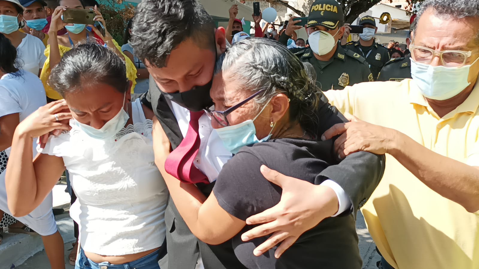 Reencuentro del patrullero con su mamá