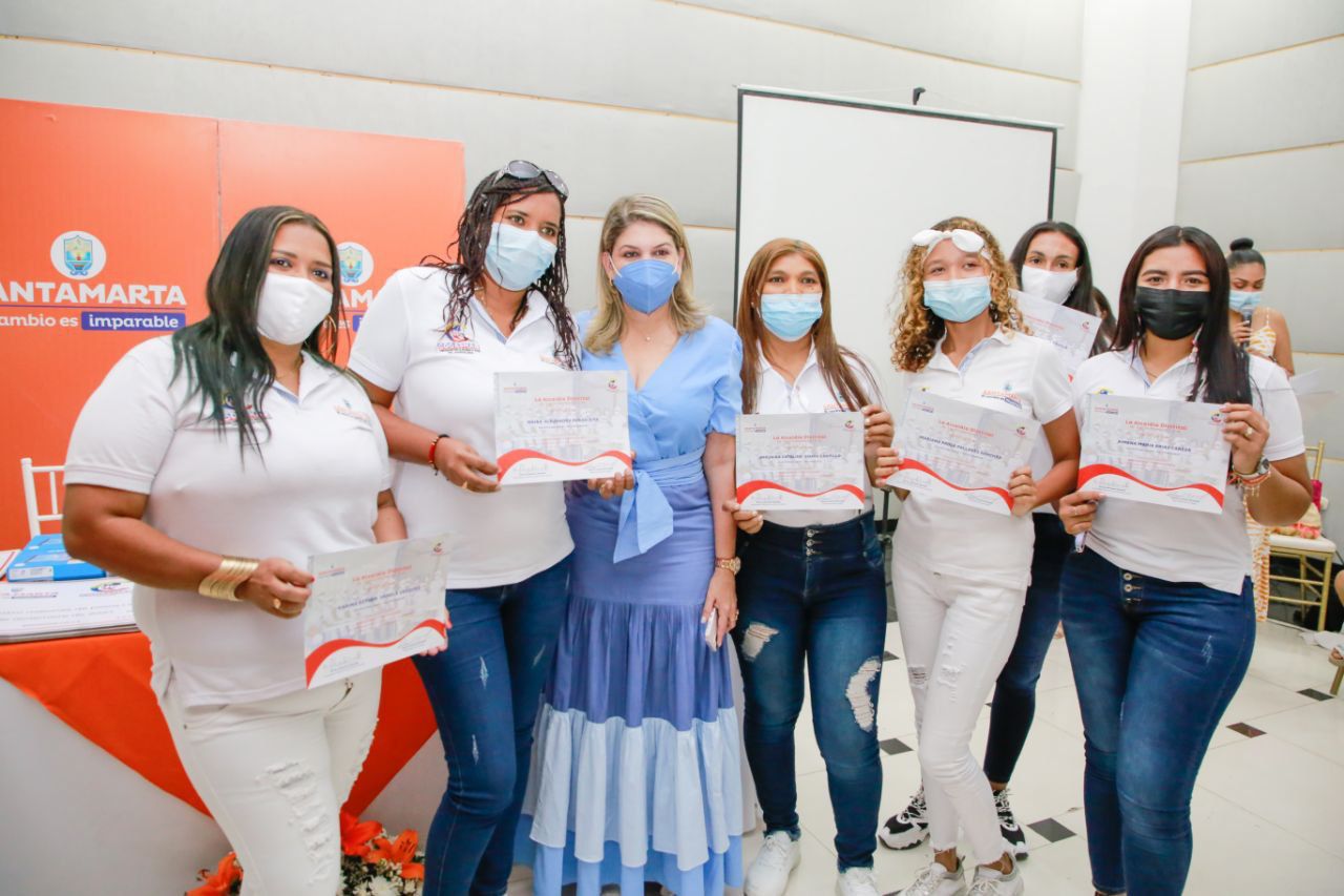 Alcaldesa de Santa Marta con mujeres emprendedoras