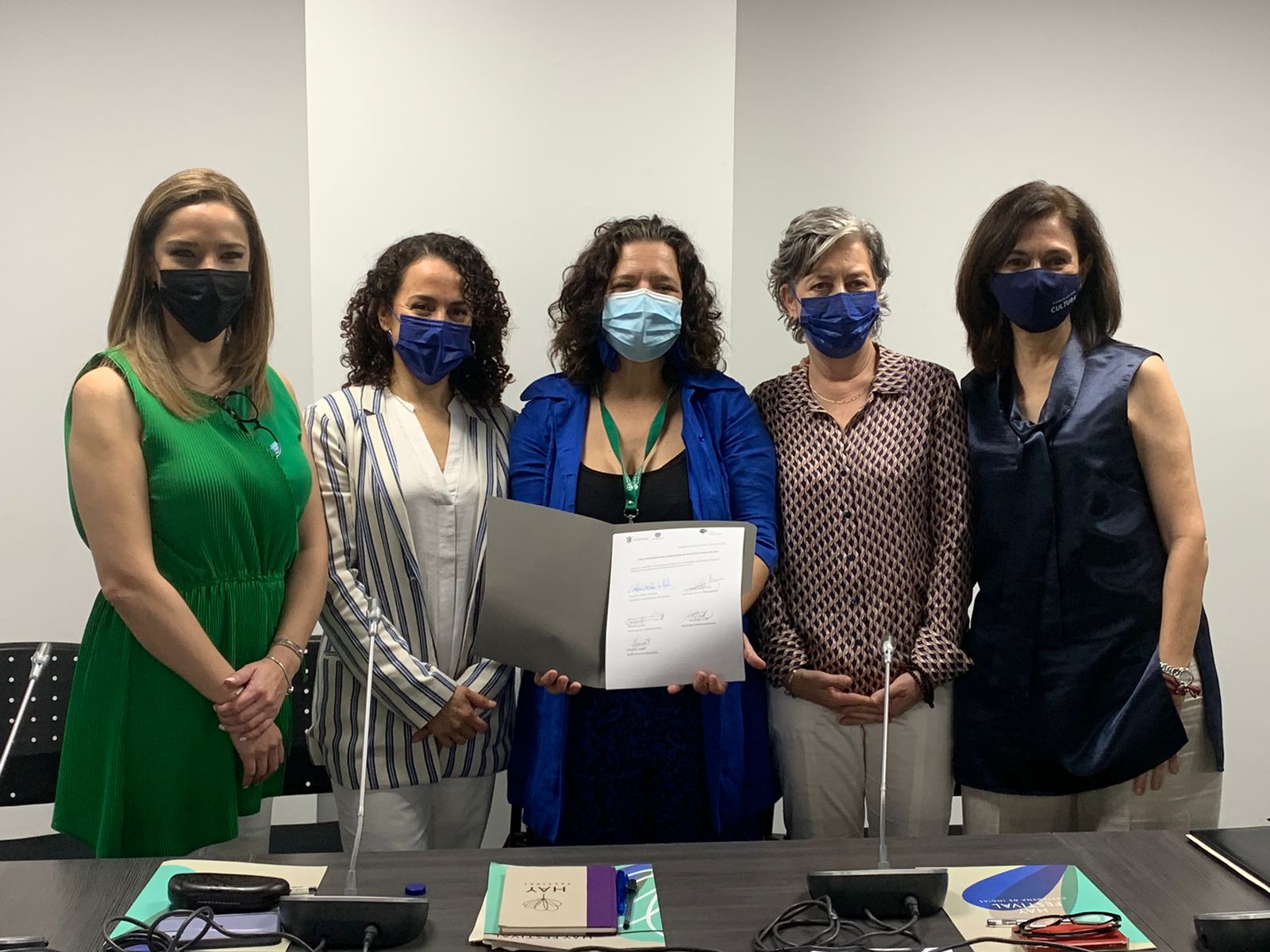 Secretarias del municipio de Querétaro (México) con la organizadora del 'Hay Festival'