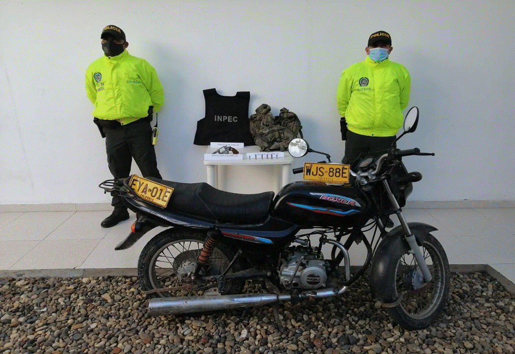 Un revólver calibre 32 milímetros, marca Colt, con 2 cartuchos.