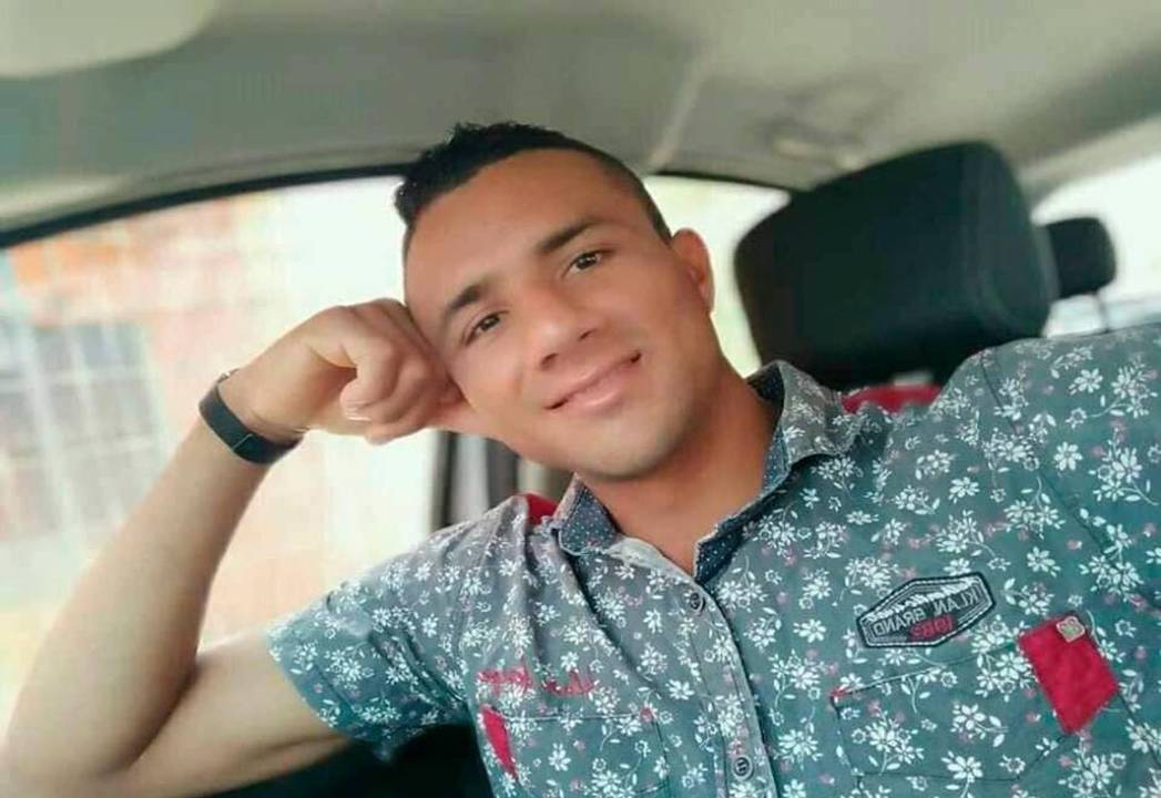 Conducía su moto cuando fue golpeado por un vehículo