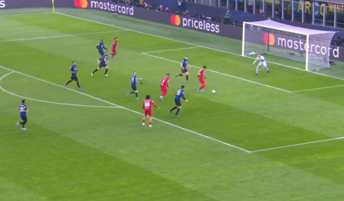 Luis Díaz casi marca gol con el Liverpool ante Ínter de Milán