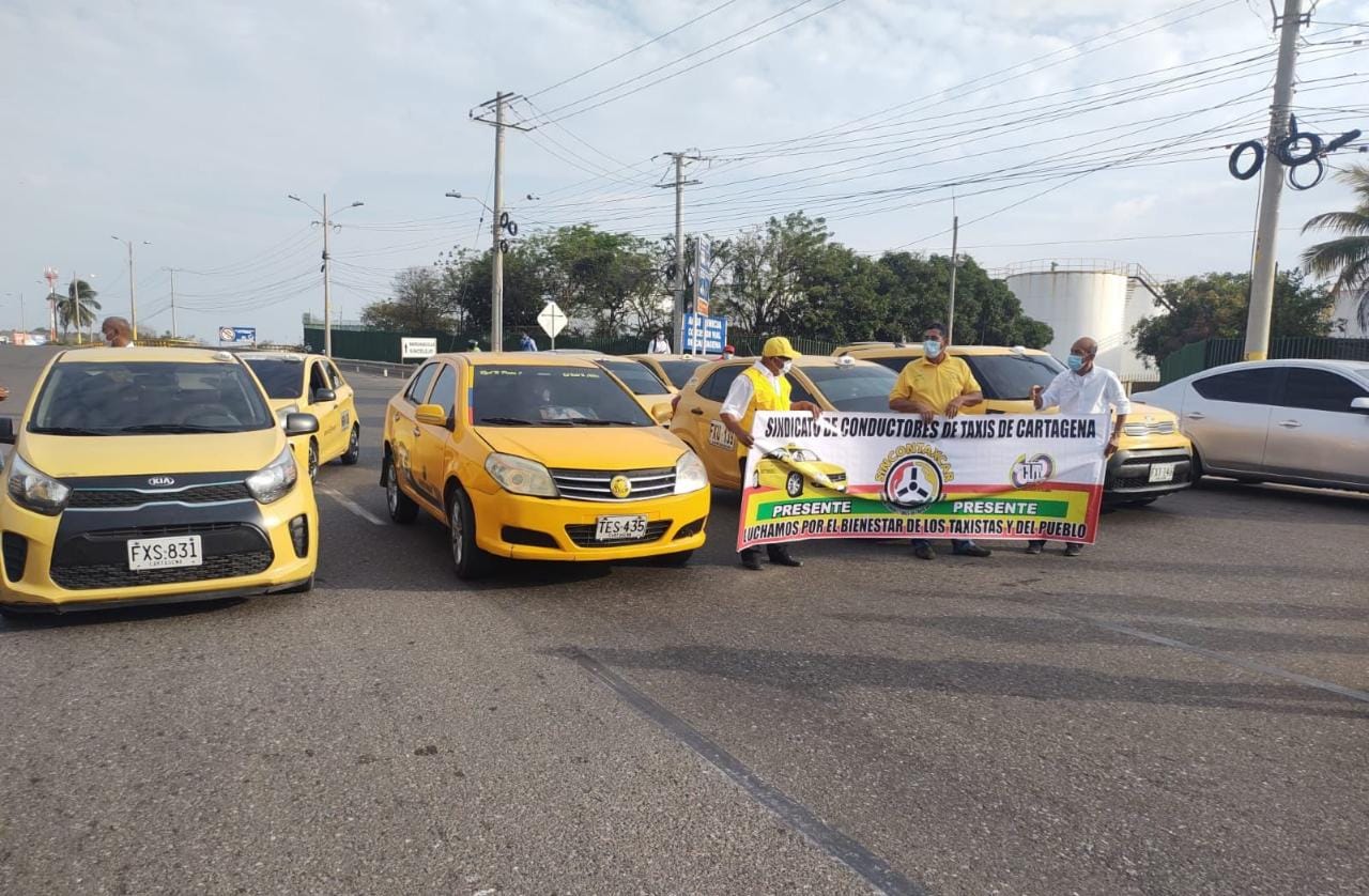 Taxistas protestan por cobro de peajes