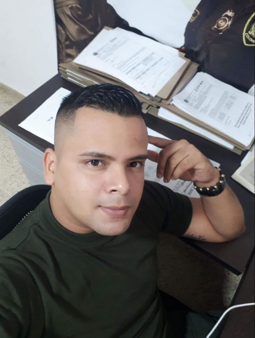 El uniformado no entregó un cadena de oro en un atraco y le dispararon.