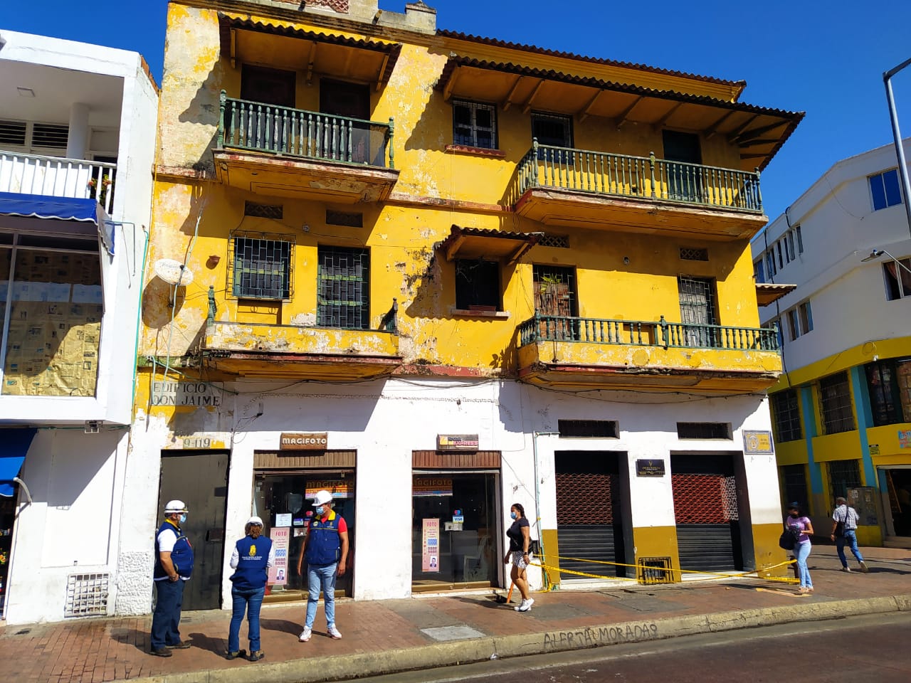 Piden evacuar edificio por posible desplome