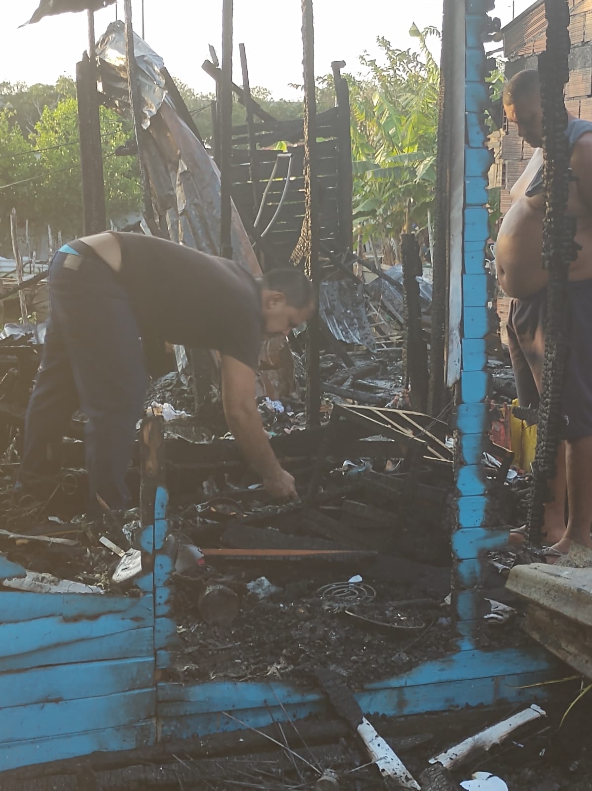 Daniel Ribón, cabeza de hogar recogiendo las pertenencias de las cenizas