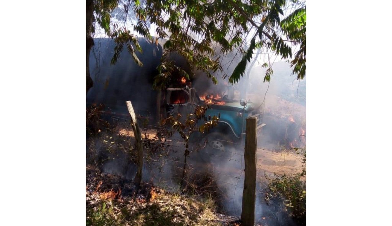 Uno de los vehículos incinerados