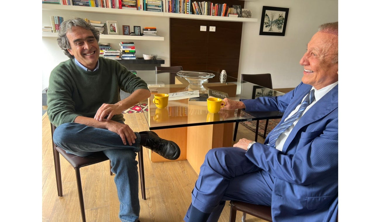 Sergio Fajardo y Rodolfo Hernández reunidos tomándose una taza de café