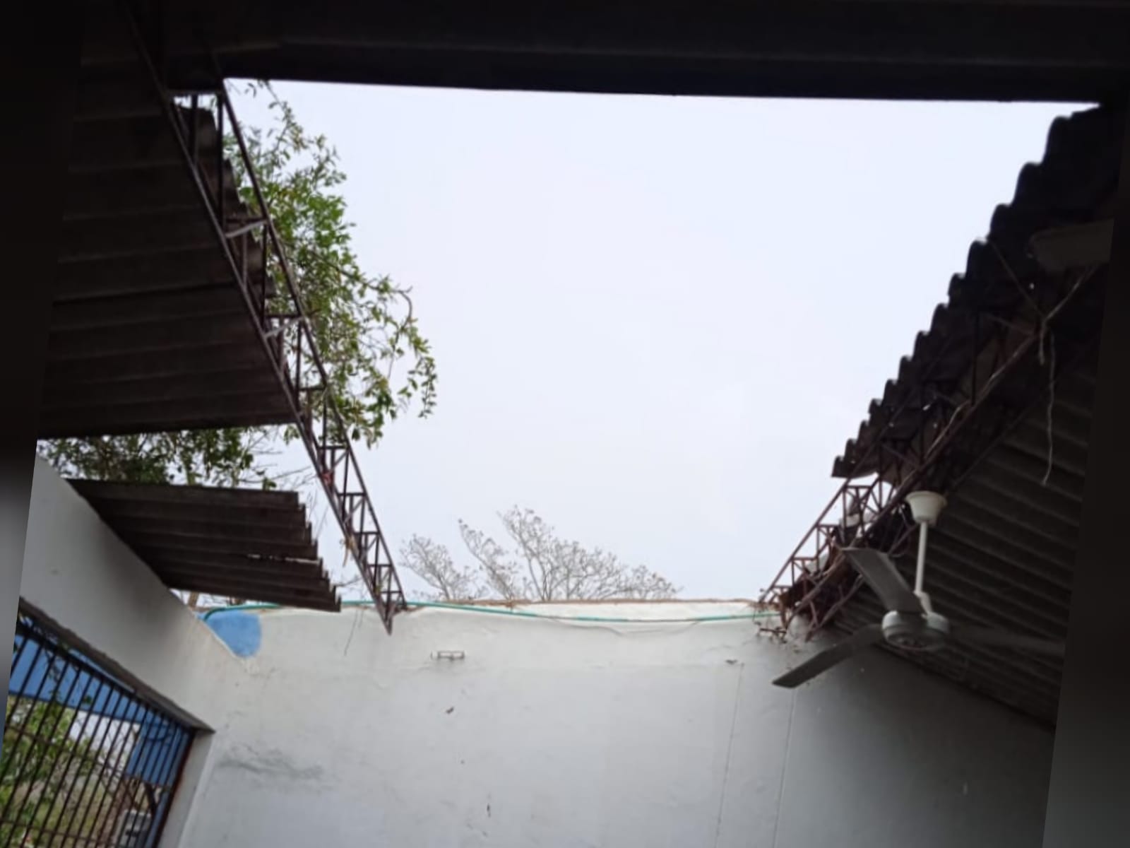 Sin techo tienen a la escuela de Zipacoa