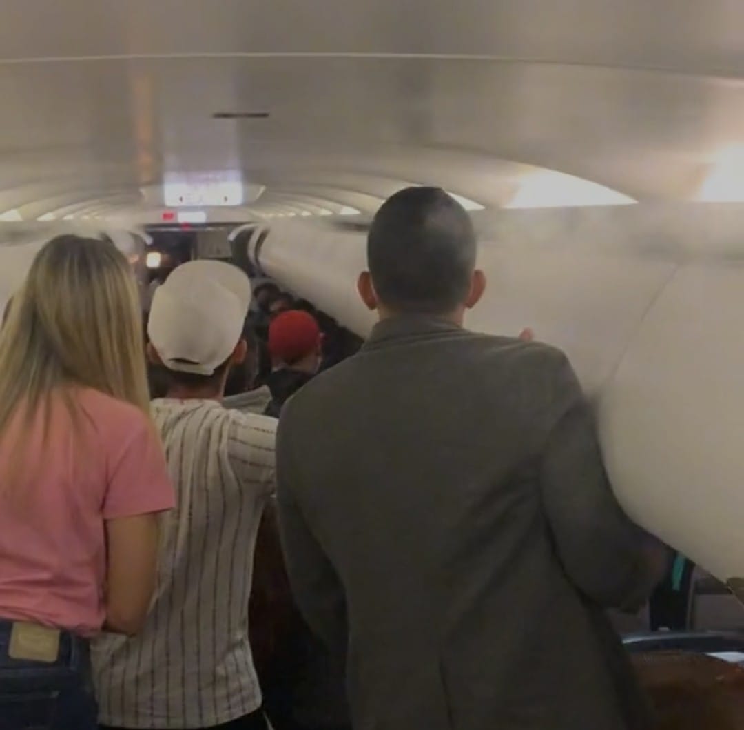 En Cartagena, bajaron a cuatro pasajeros de un avión por "borrachos"