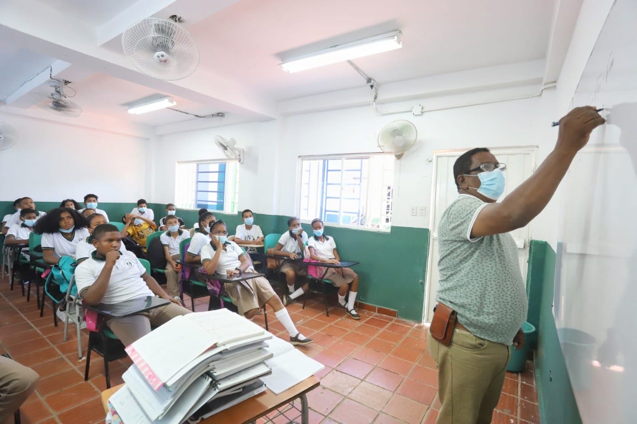 Profesores pueden acceder a becas