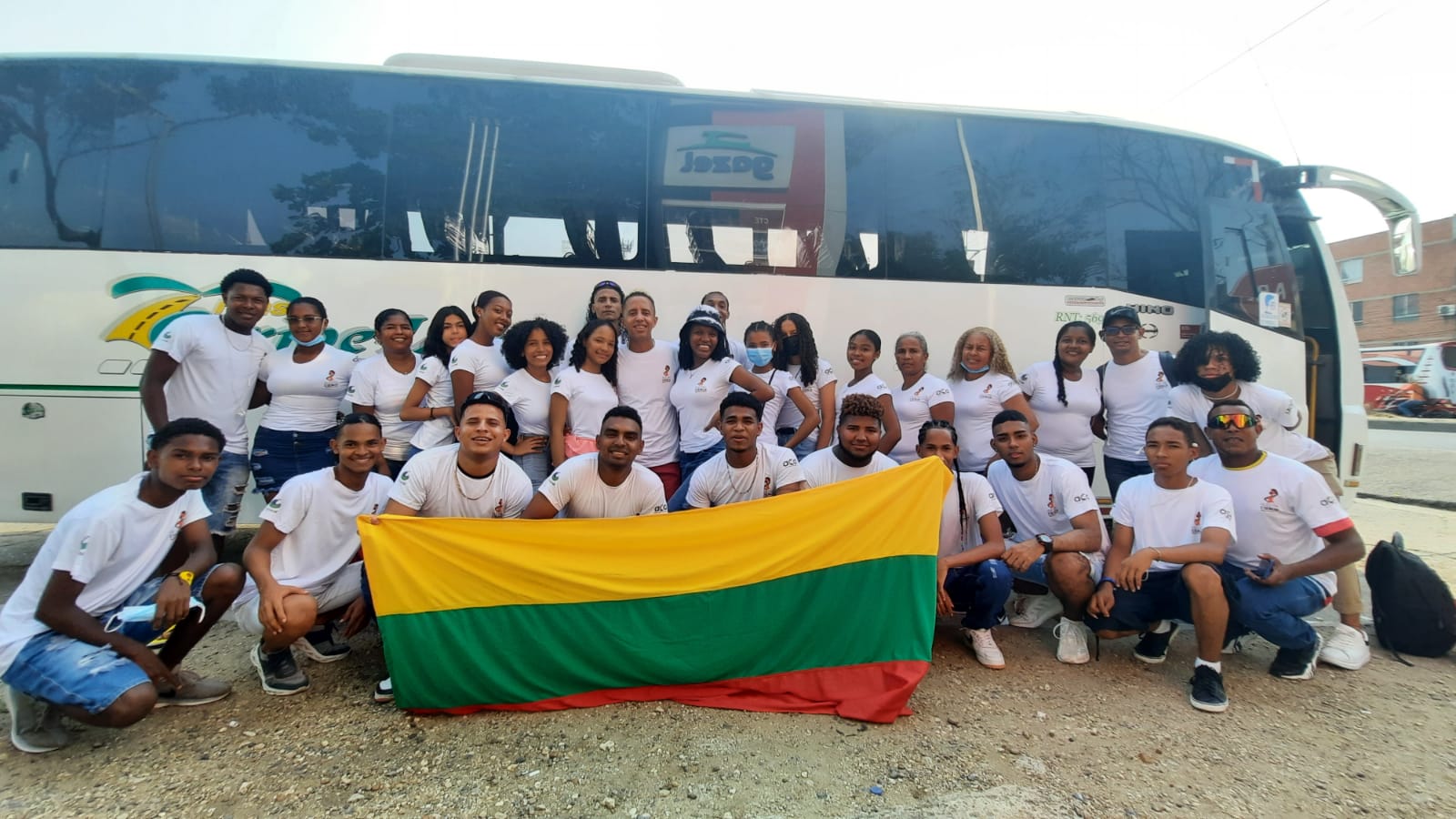 Grupo de jóvenes que represento a Bolívar en Carnavales de Barranquilla