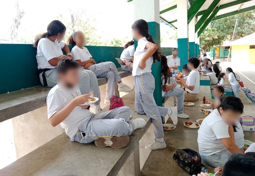 Niños comen en el suelo