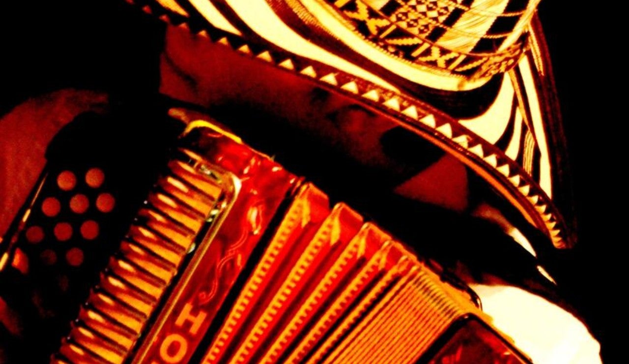 Hombre tocando el acordeón