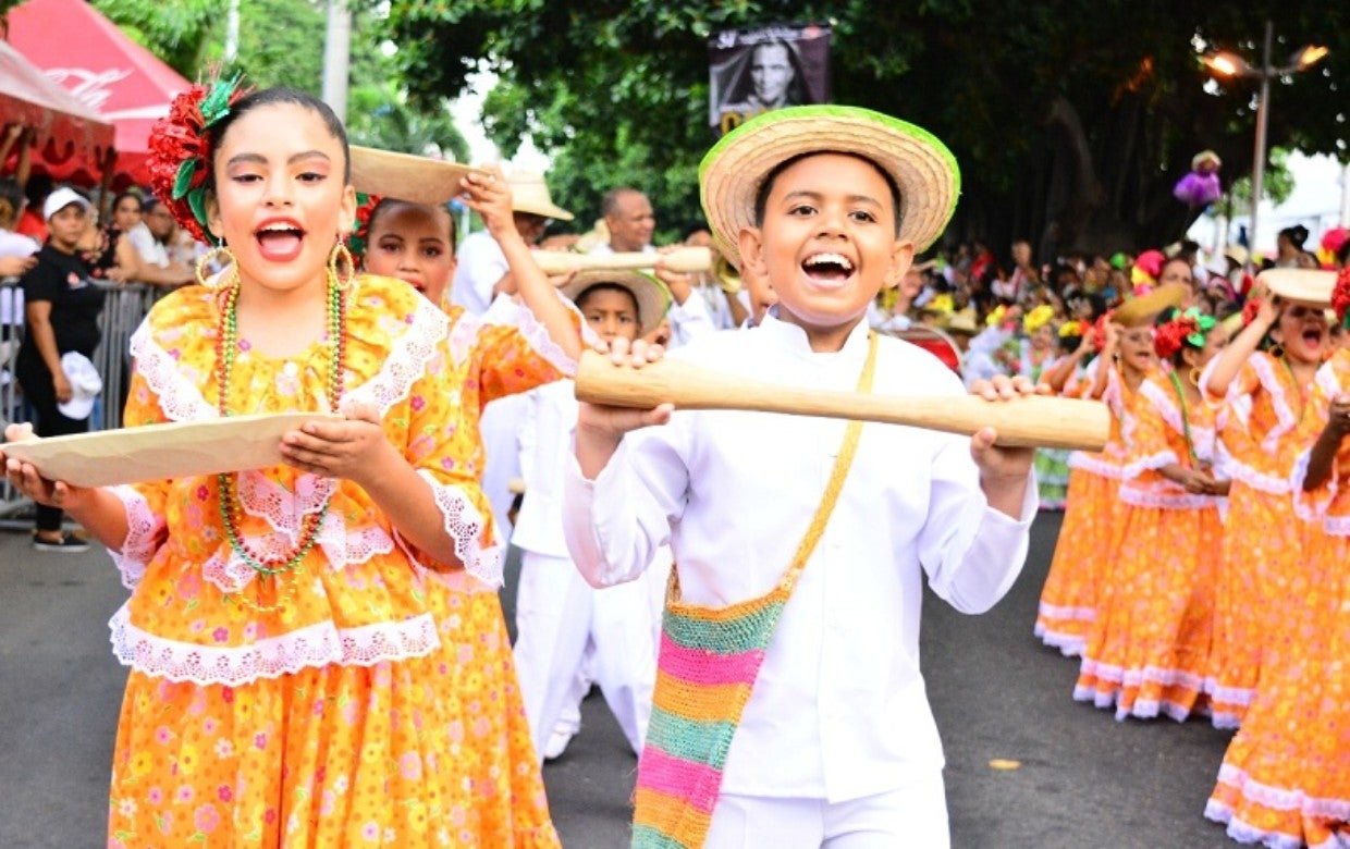 Niños bailando El Pilón