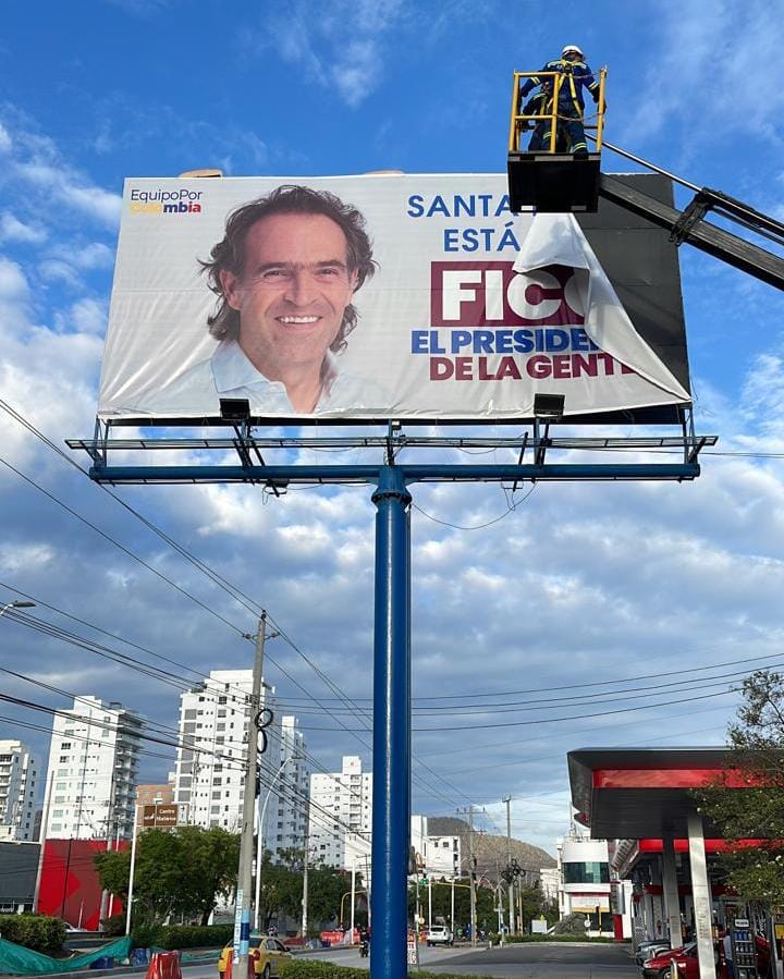 18 avisos publicitarios del candidato fueron retirados