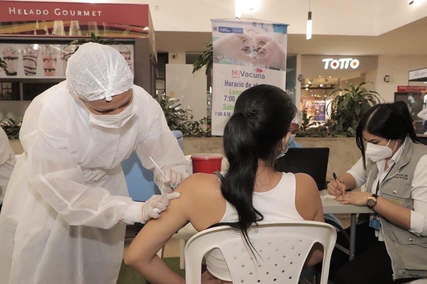 A la fecha eel Distrito alcanza un 77,6% de su población inmunizada con primeras y segundas dosis