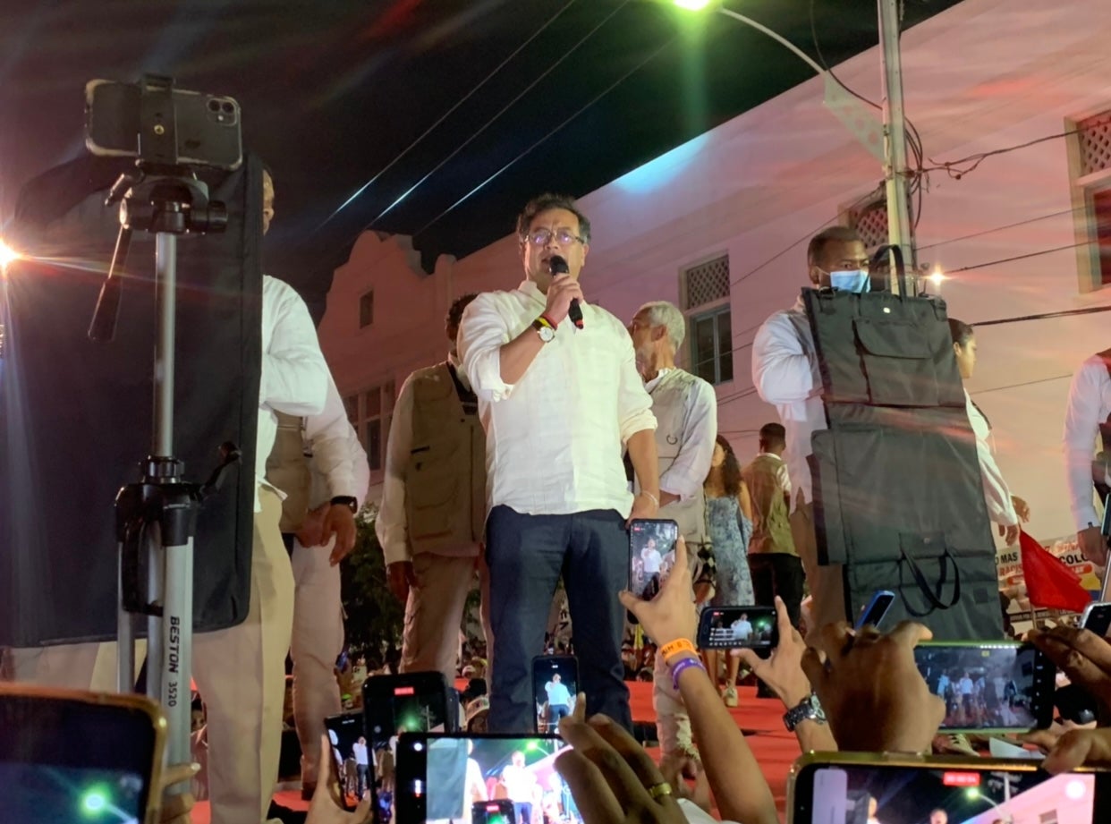 Desde Barranquilla, Gustavo Petro advirtió que el martes se suspenderían las elecciones en Colombia