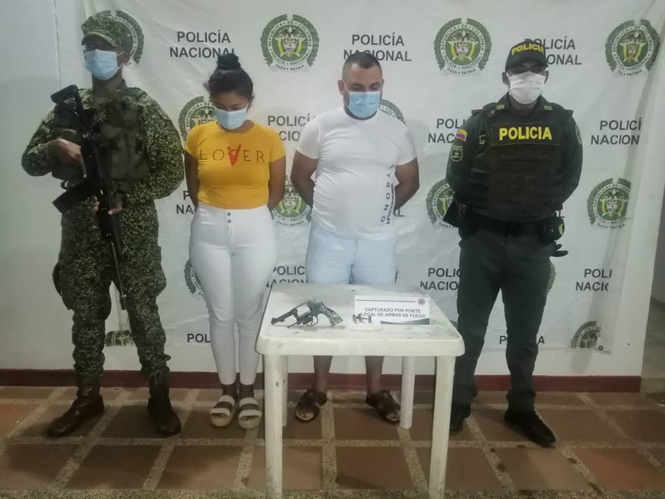 Les hallaron un revólver calibre 38 milímetros marca Smith & Wesson