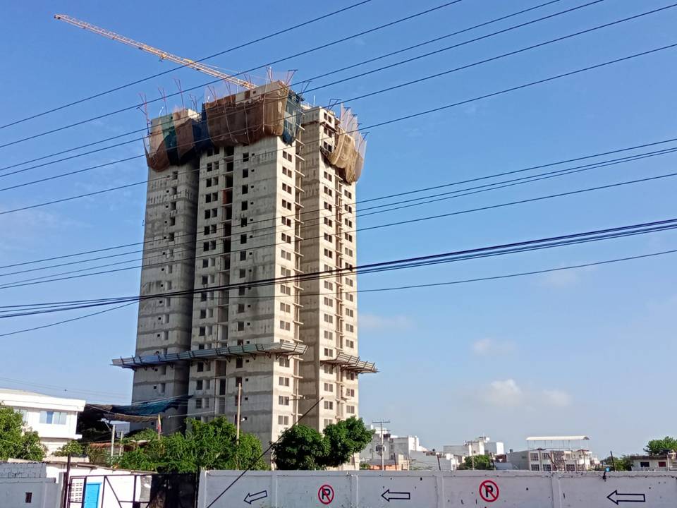 Del piso 23 de la edificación cayó el obrero