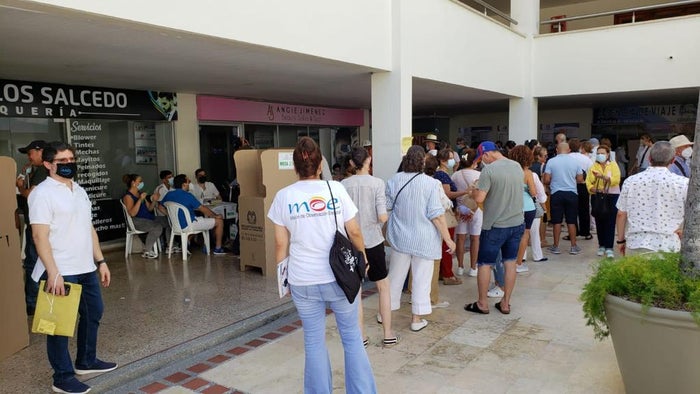Personas votando en Cartagena