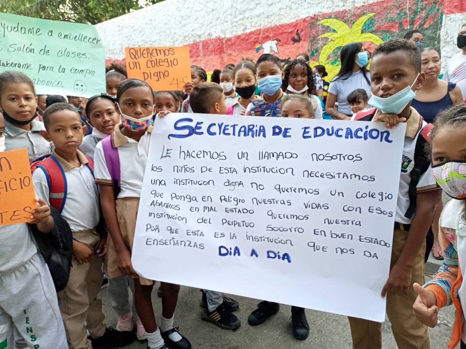 El plantón se realizó a las afueras de la institución