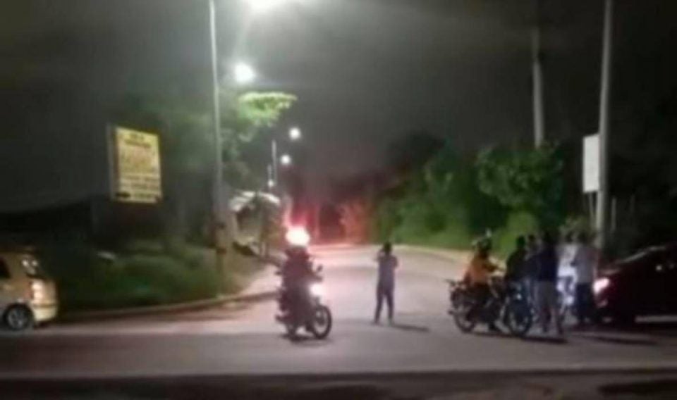 Trocha cerca a la terminal de transporte donde fue quemado un taxi en Cartagena