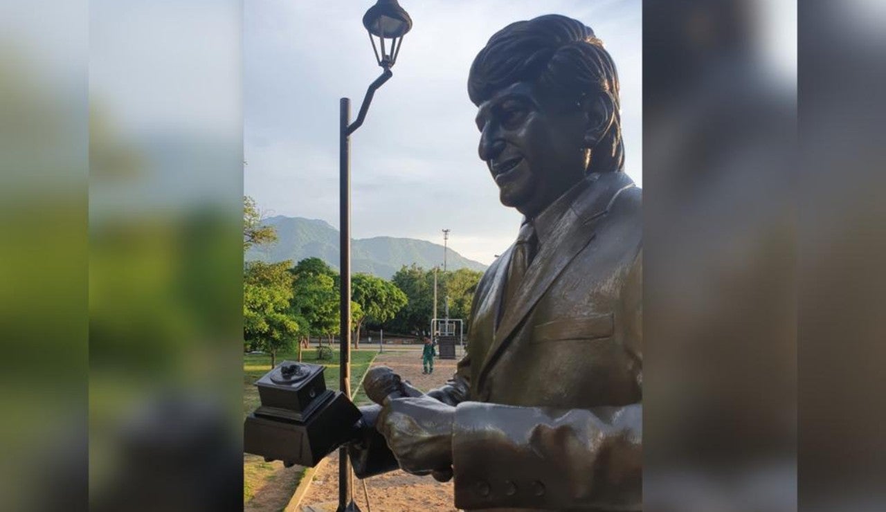 La estatua del Jilguero de América está de pie, mide aproximadamente 1,85 metros, tiene en una de sus manos un micrófono y en la otra el Grammy.