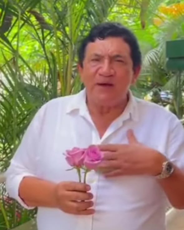 El artista apareció con una rosa en la mano y pidió disculpas