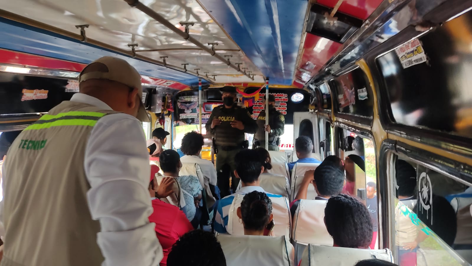 Decomisan aves y reptiles en buses