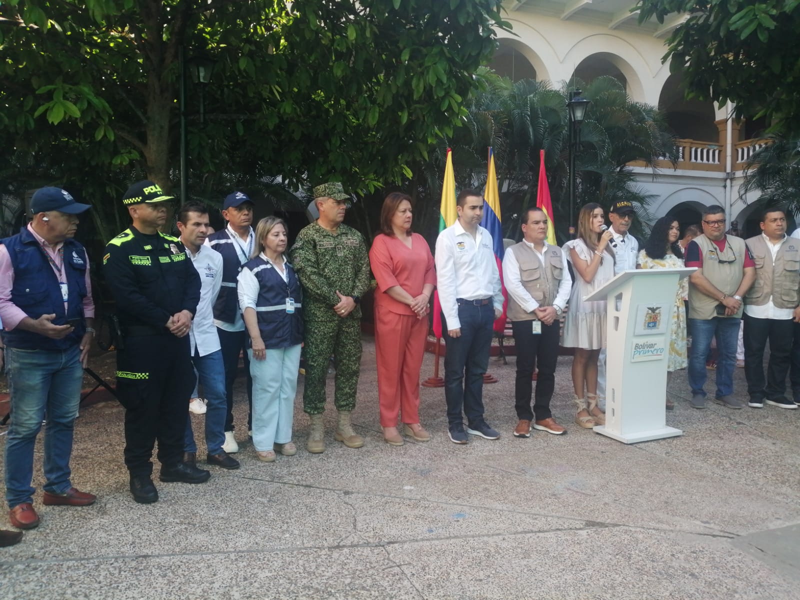 Gobernador y alcalde votan en la UDC