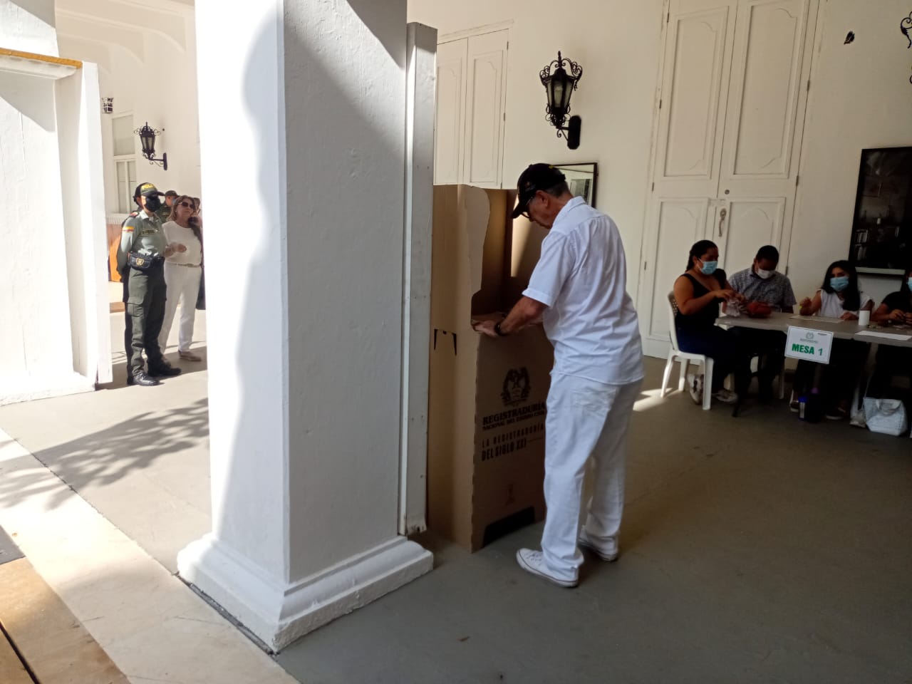 Alcalde deposita su voto
