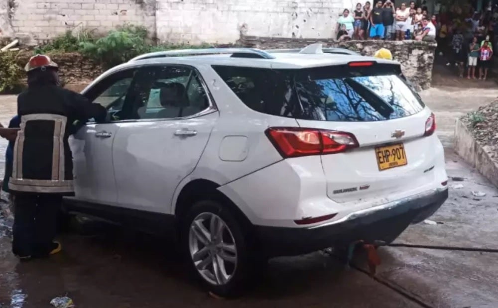 Carro arrastrado por arroyo