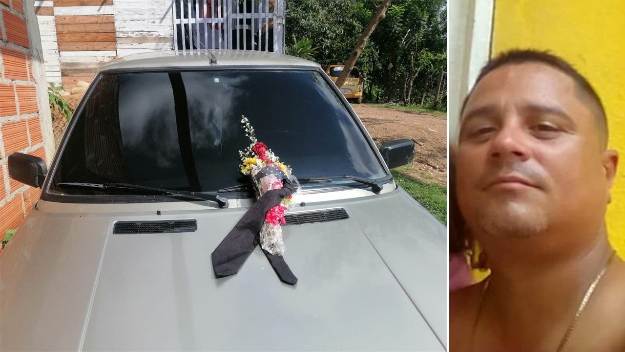 Encontró en el capó de su carro un ramo de flores amarrado con una corbata negra