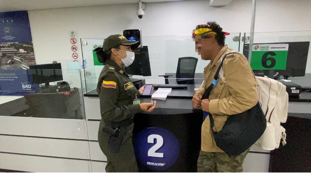 El pasajero recibió un comparendo por su mal comportamiento.