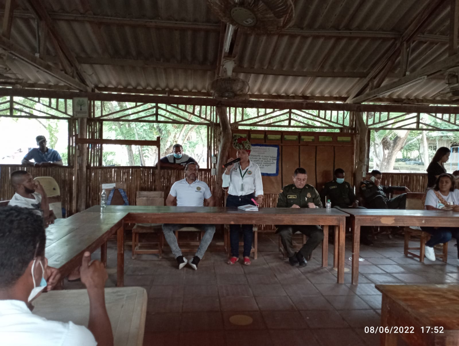 Reunión nativos en Playa Blanca