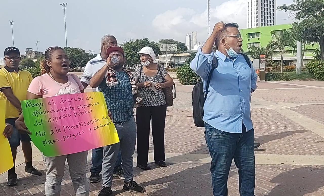 Protestan vendedores informales por decreto de aprovechamiento