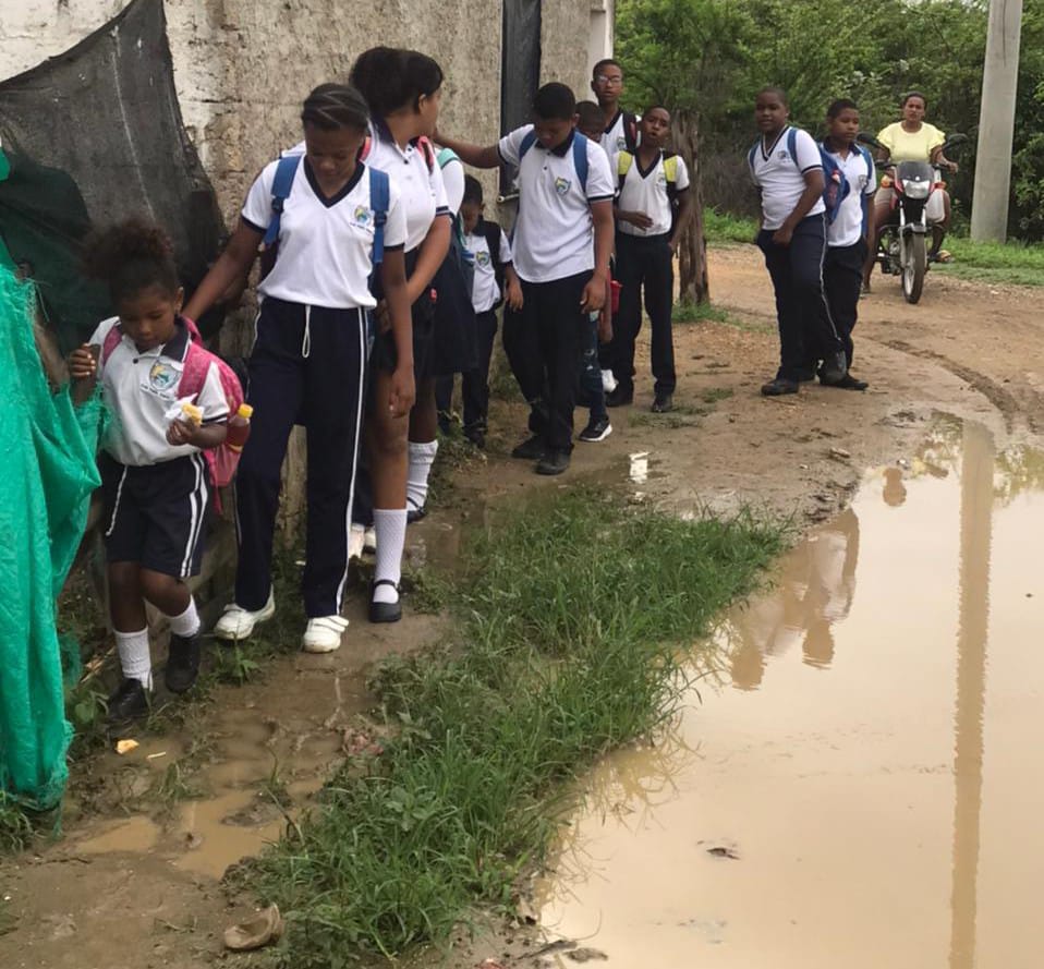 Piden arreglo de vía y servicio de energía en colegio de Punta Canoa