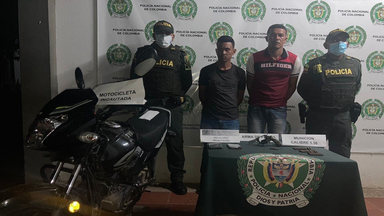 Les encontraron un revólver calibre 32 mm, cargado con tres cartuchos percutidos y tres sin disparar