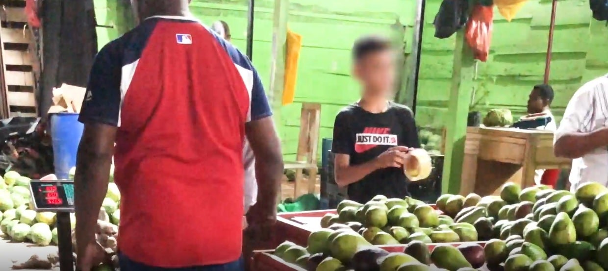 Niño trabajando en la plaza de mercado de Cartagena