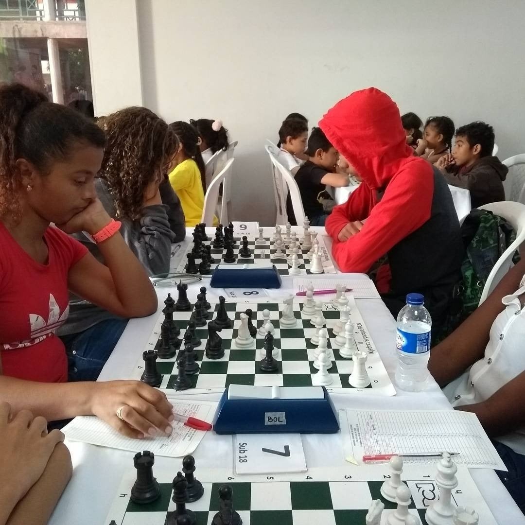 Campeona de Ajedrez al Parque enseña 'el deporte ciencia' a niños vulnerables de Cartagena
