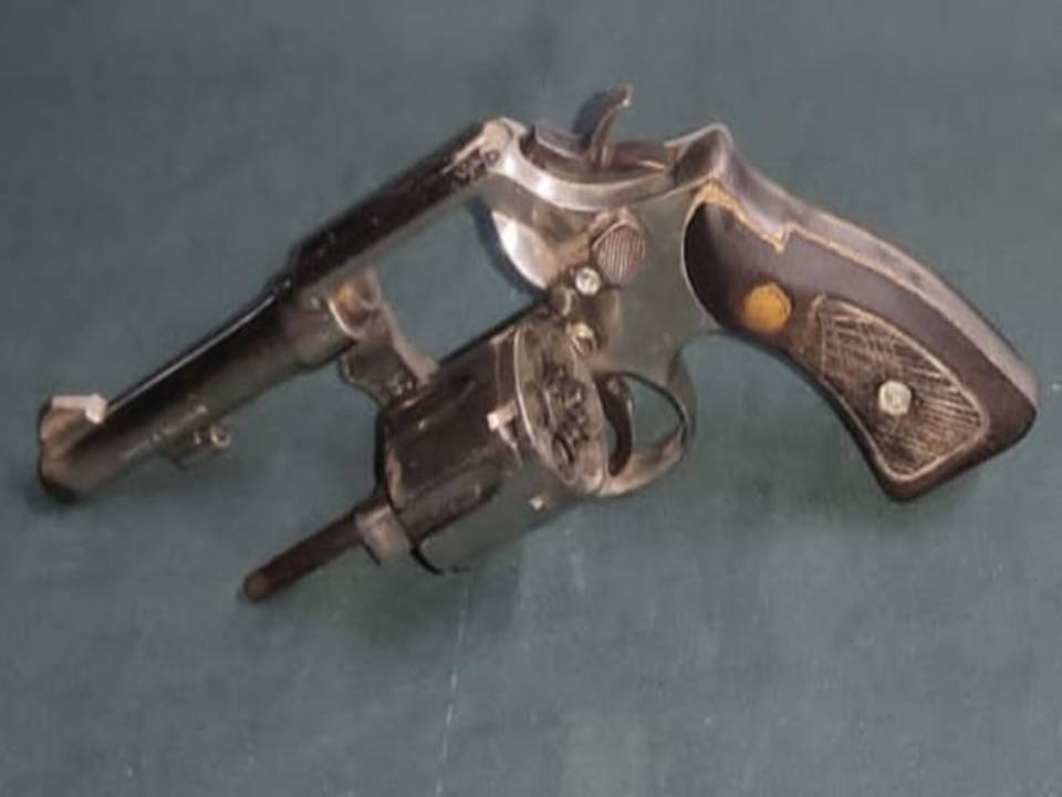 Entre los útiles escolares le hallaron el arma de fuego al menor