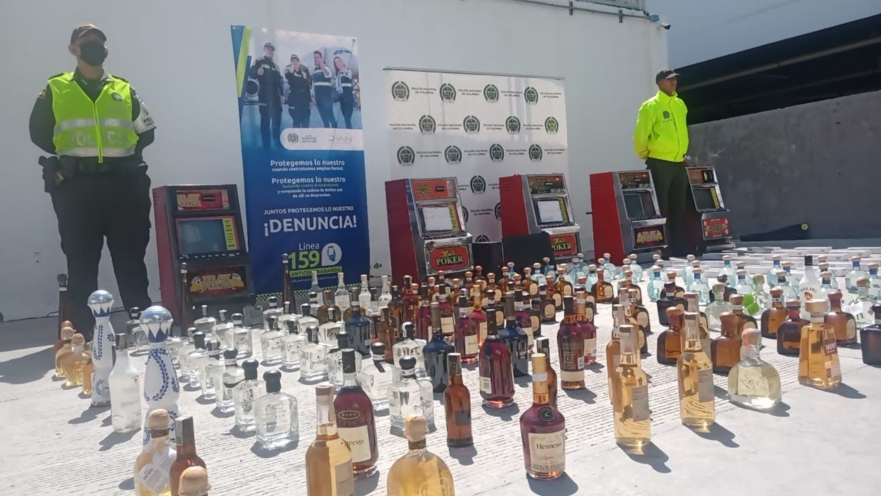 Se incautaron 5 máquinas de azar, 96 botellas de licor y 275 cajas de cigarrillo