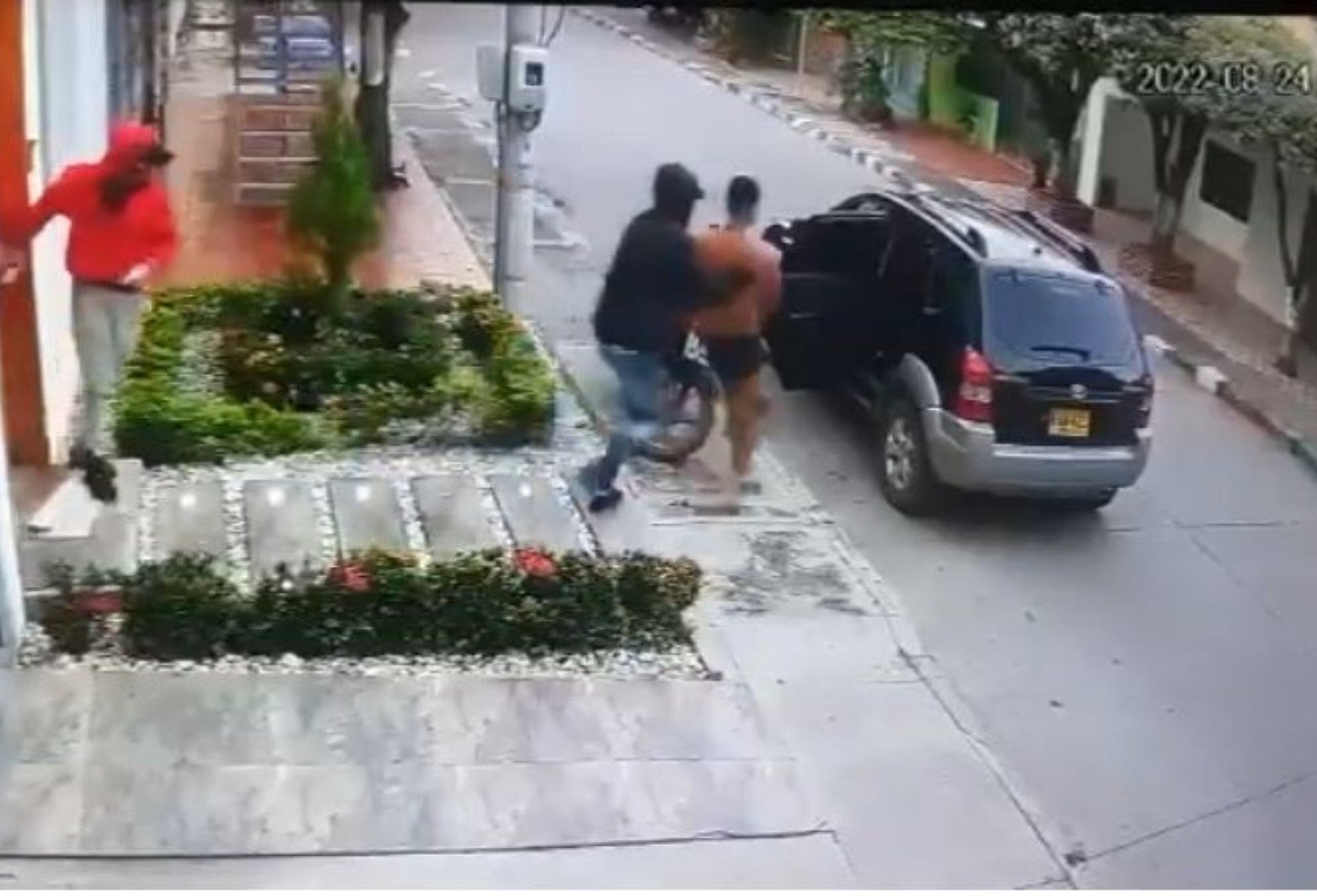 Video de cámara de seguridad donde se ve que dos sujetos se llevan al joven en una camioneta.